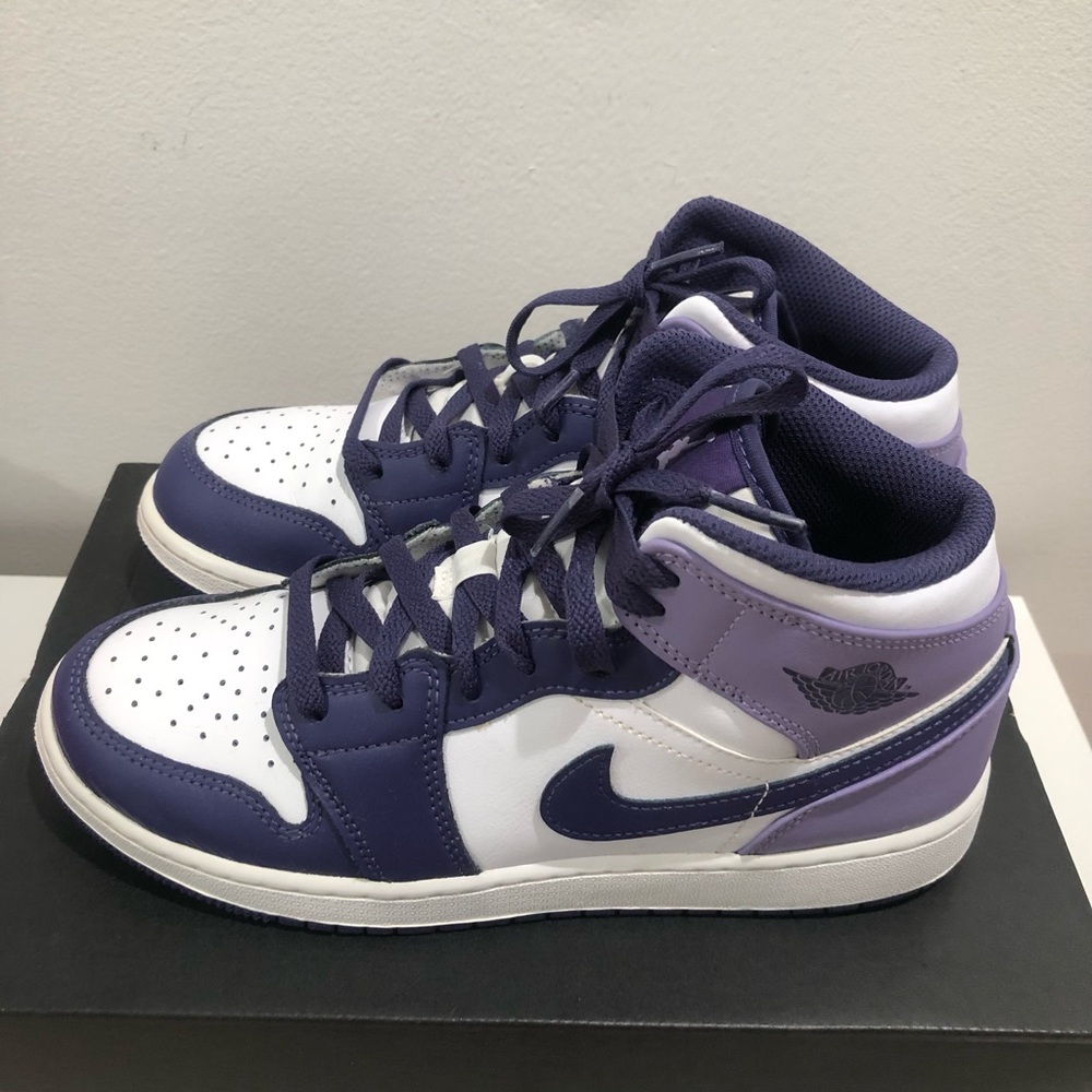 Nike Kids Sneakers in White and Purple